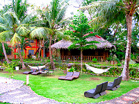 Garten und Liegewiese im Oasis