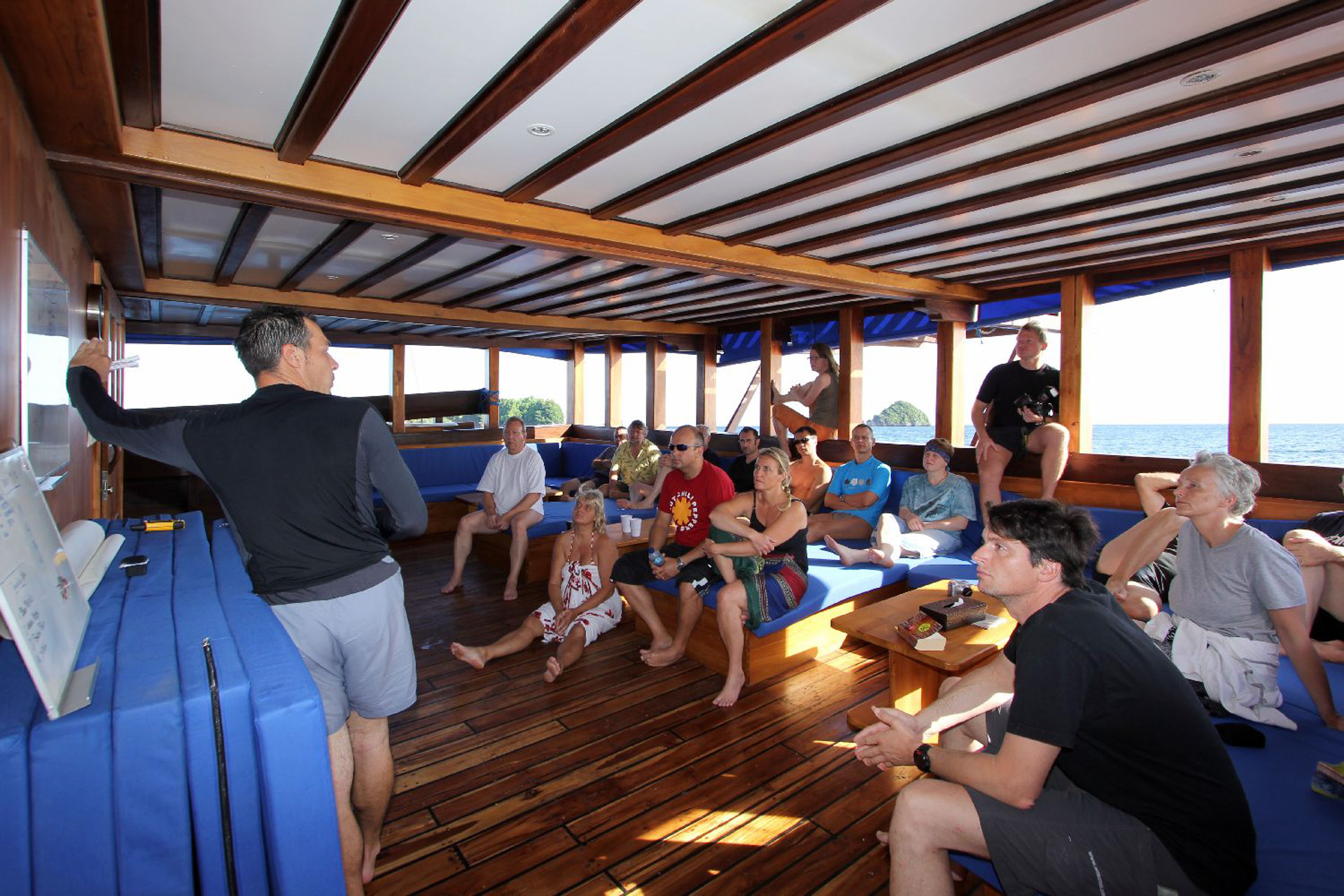Amira - Tauchsafaris Indonesien  Safariboot Raja Ampat 