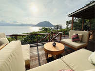 Terrasse mit erhebendem Blick auf die Pantar Strait · Tauchurlaub Alor Archipel 