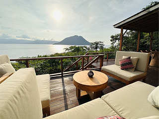Terrasse mit erhebendem Blick auf die Pantar Strait · Tauchurlaub Alor Archipel 