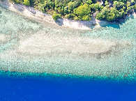 Blick auf das Alor Tanapi Dive Resort 