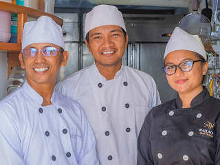 Crew in der Kombüse auf der Ambai Indonesien 