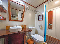 Unterdeck-Kabine mit Dusche und WC – Ambai Indonesien 