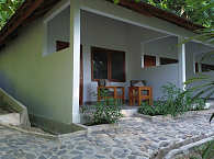 Langhaus mit den Gästezimmern im Garten 