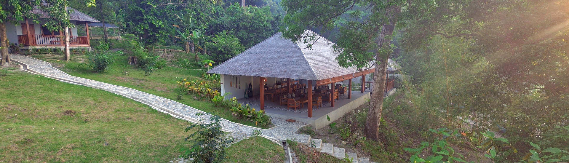 Haupthaus in der Anlage des Tauchresorts 