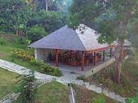 Haupthaus in der Anlage des Tauchresorts 