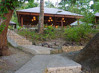 Blick auf das Haupthaus vom Strand des Tauchresorts 
