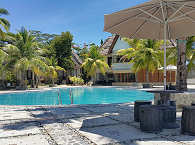 Außenpool des Maluku Tauchresorts 