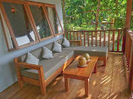 private Veranda mit Sitzgelegenheit · Deluxe Bungalow 