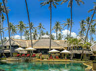 Pool und Haupthaus 