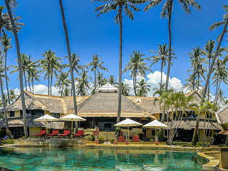 Pool und Haupthaus 