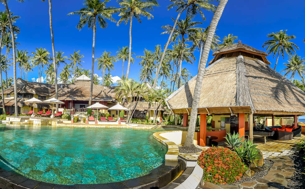 Am Pool und der Bar spielt sich das Urlaubsleben ab 