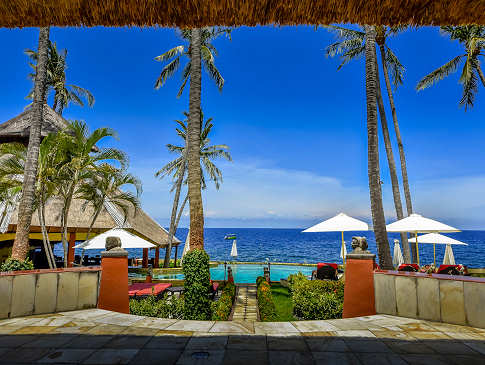Blick über den Poolbereich auf das Meer