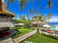 Poolbereich des Tauchresorts in Sambirenteng 