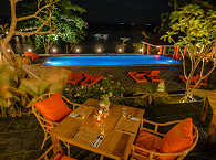 Dinner am beleuchteten Resort-Pool 
