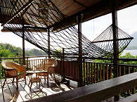 Veranda eines Hillside-Bungalows 