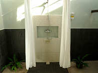 Badezimmer mit Dusche, WC und Waschbecken 