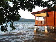 Superior Beachfront-Bungalow über der Lembeh Strait 