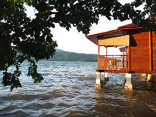 Superior Beachfront-Bungalow über der Lembeh Strait 