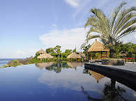 Poolanlage des Alam Batu Beach Resorts – Bali, Indonesien 