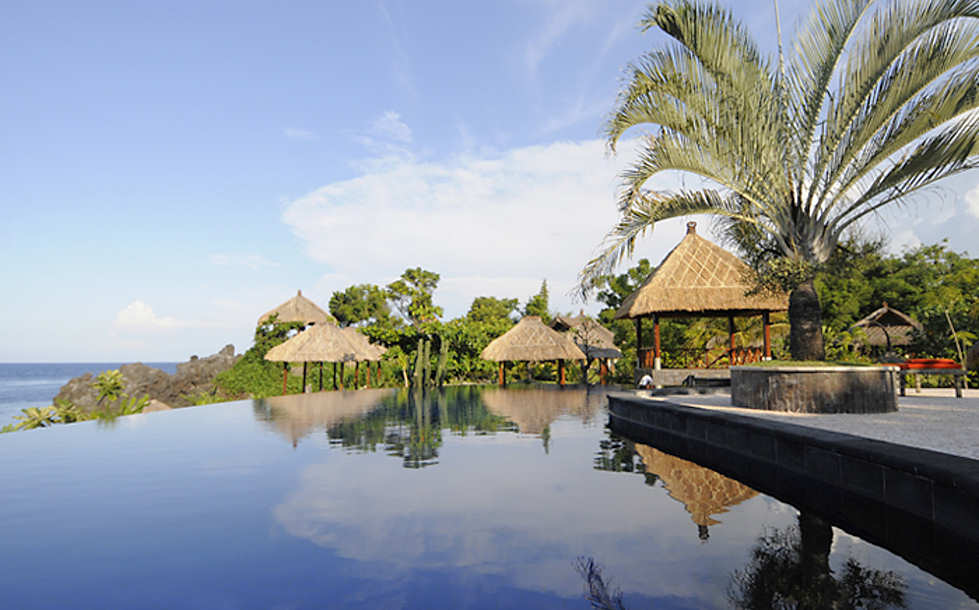 Poolanlage des Alam Batu Beach Resorts – Bali, Indonesien 