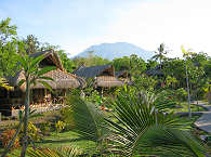 Bungalows und Gartenanlage des Alam Batu Beach Resort – Bali, Indonesien 