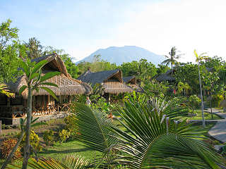 Bungalows und Gartenanlage des Alam Batu Beach Resort – Bali, Indonesien 