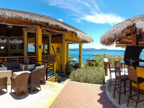 Bar und Restaurant des Buceo Anilao und der Blick in die Freiheit 