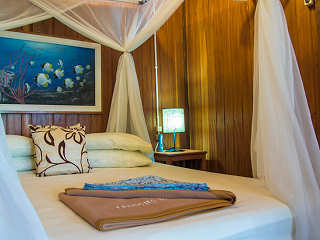 Innenansicht eines Bungalows im Froggies Divers Resort Bunaken 