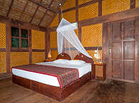 Innenausstattung eines der Strandbungalows im Selayar Dive Resort  