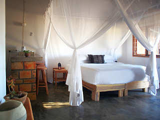 Doppelbett Zimmer im Blu@Tofo – Tofo Beach, Mosambik  