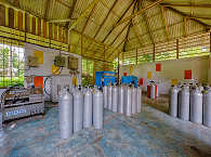 Kompressorraum der Tauchbasis in Manado – Sulwawesi, Indonesien 