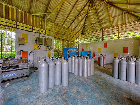 Kompressorraum der Tauchbasis in Manado – Sulwawesi, Indonesien 