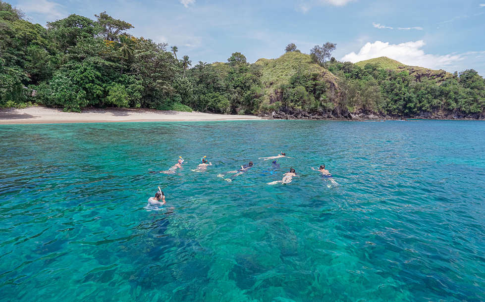 Schnorchelausflüge am Hausriff und weiteren Spots  · Tauchurlaub Sulawesi 