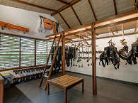 Equipmentraum der Coral Eye Divers · Tauchbasis Sulawesi 