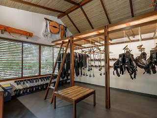 Equipmentraum der Coral Eye Divers · Tauchbasis Sulawesi 