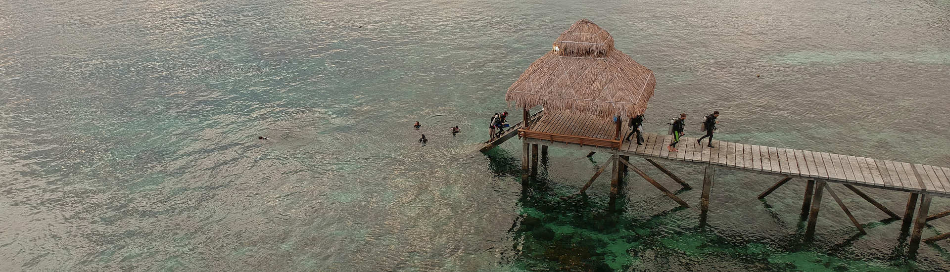 Steg des Tauchresorts auf Bangka 
