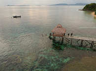 Steg des Tauchresorts auf Bangka 