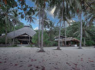 Haupthaus und Tauchbasis am Strand · Coral Eye Boutique Resort 
