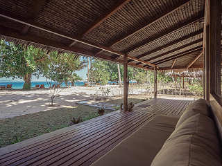 Terrasse einer Beach View Villa · Tauchurlaub Indonesien 