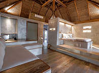 Wohn- und Schlafraum in einer Beach View Villa 