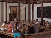 Gemeinsames Essen im Haupthaus · Coral Eye Boutique Resort 