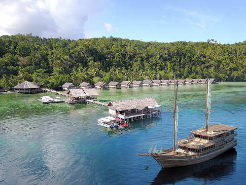 Coralia vor Anker beim Papua Explorers Resort 