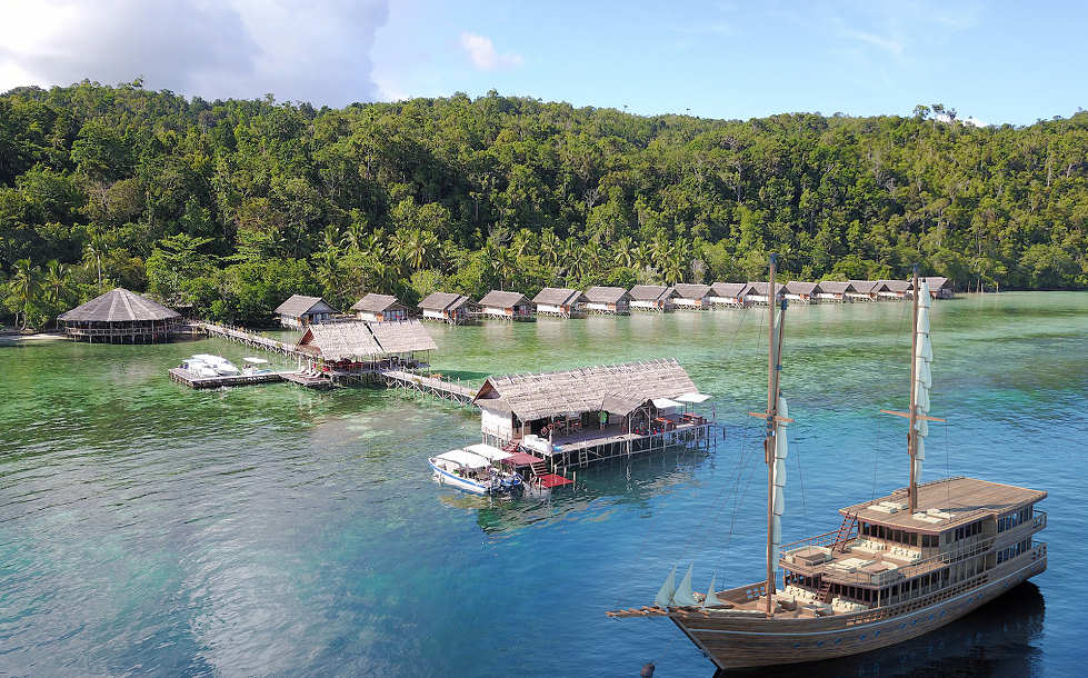 Coralia vor Anker beim Papua Explorers Resort 