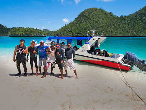 Tauchboot und Diving-Crew der Tauchbasis in Raja Ampat 