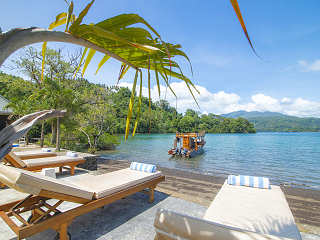Liegen am Strand des Tauchresorts auf Pulau Lembeh 