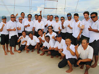 Crew der der MSY Dewi Nusantara · Safariboot Indonesien 