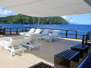 Sonnendeck der Dewi Nunsantara · Tauchsafaris Raja Ampat 