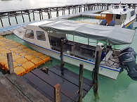 Tauchboot am Jetty des Waiwo Dive Resorts 
