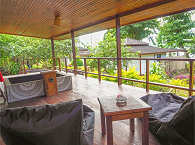 Möblierte Veranda mit Onsen (Warmwasserbecken) der Suite 